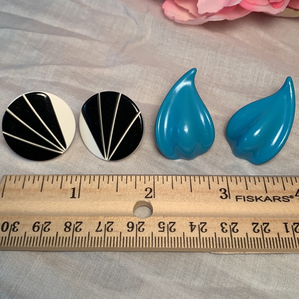2 PAIR 80’s vintage earrings! So retro!